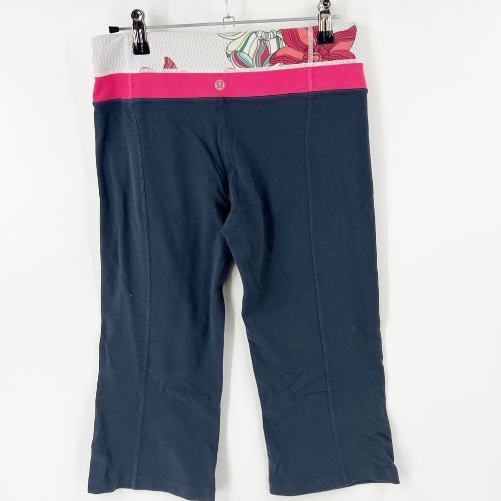 ✅ Lululemon Crop Gray Floral Band Gray White Reversible Capri Leggings Size 6 - Picture 3 of 5